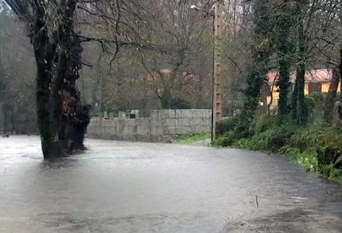 Carretera inundada en Ponte Caldelas