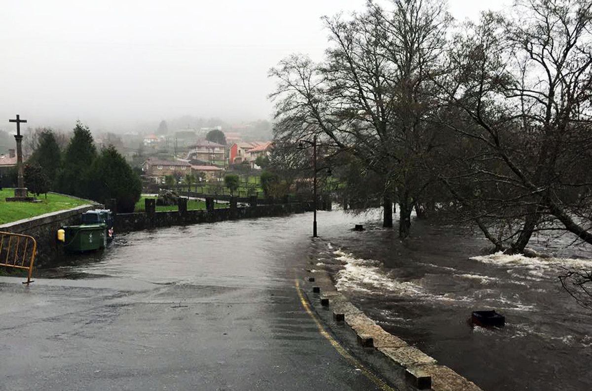 Río Verdugo desbordado a su paso por Ponte Caldelas