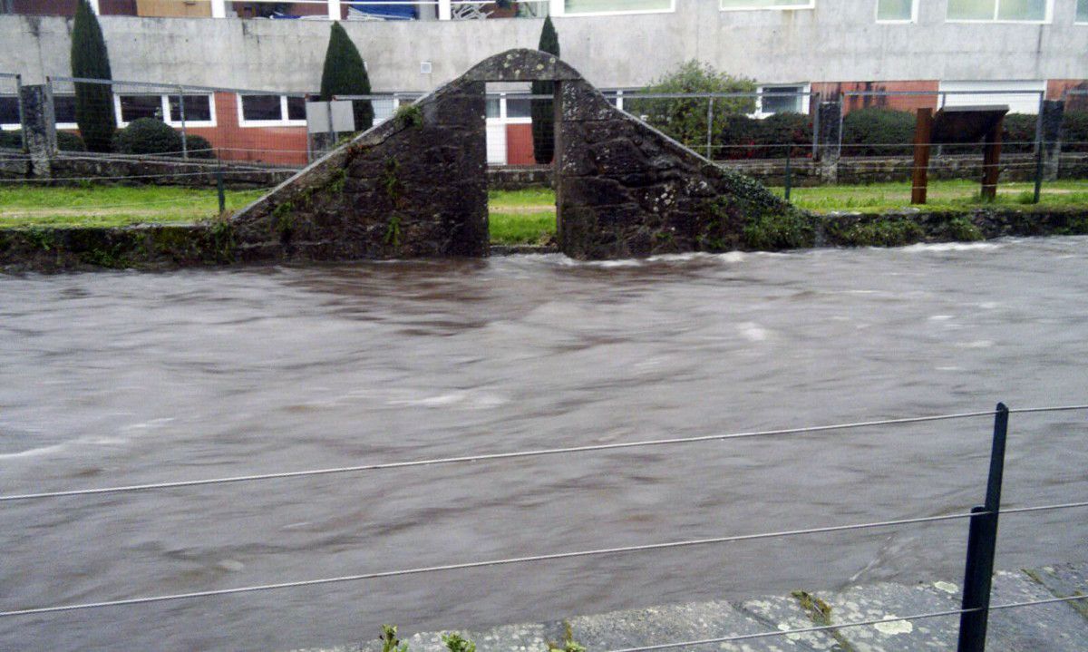 El río Gallo a su paso por el centro de Cuntis el 8 de enero
