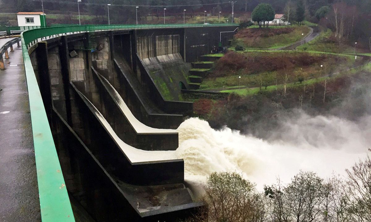 Apertura de compuertas en el embalse del Umia