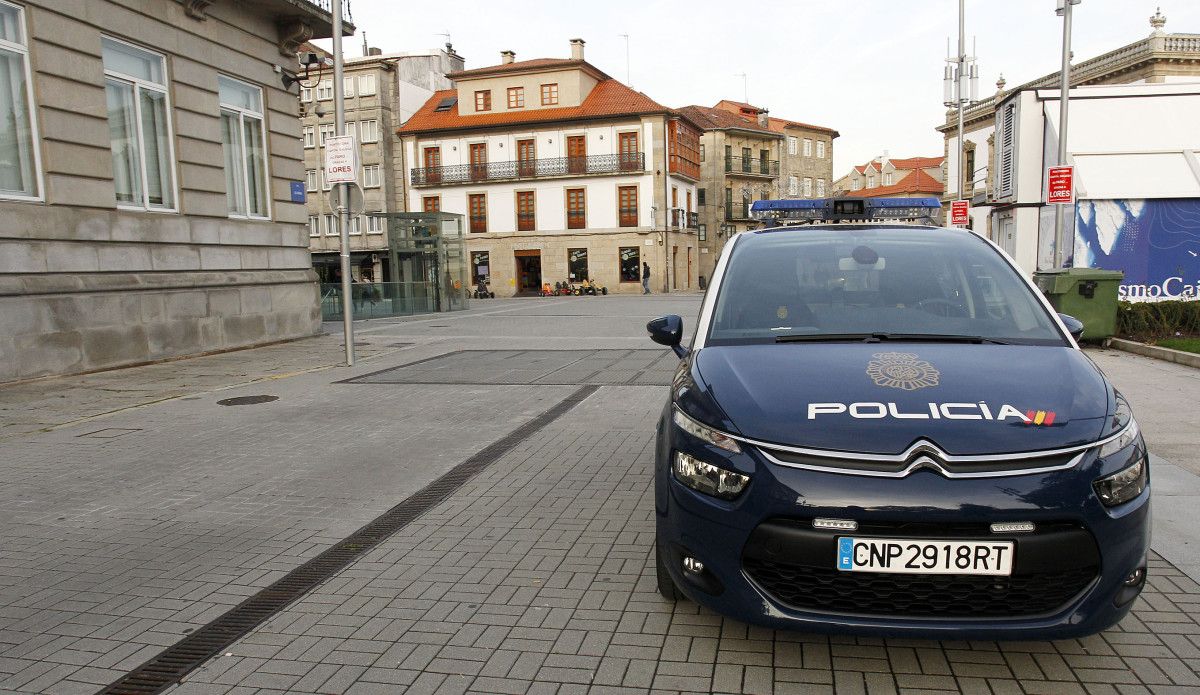 Patrulla de la Policía Nacional en la plaza de España de Pontevedra