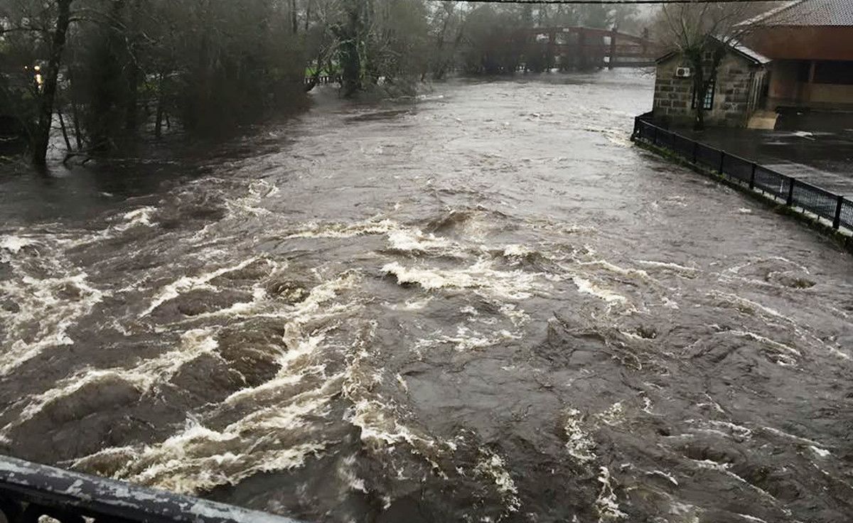 Río Verdugo desbordado a su paso por Ponte Caldelas