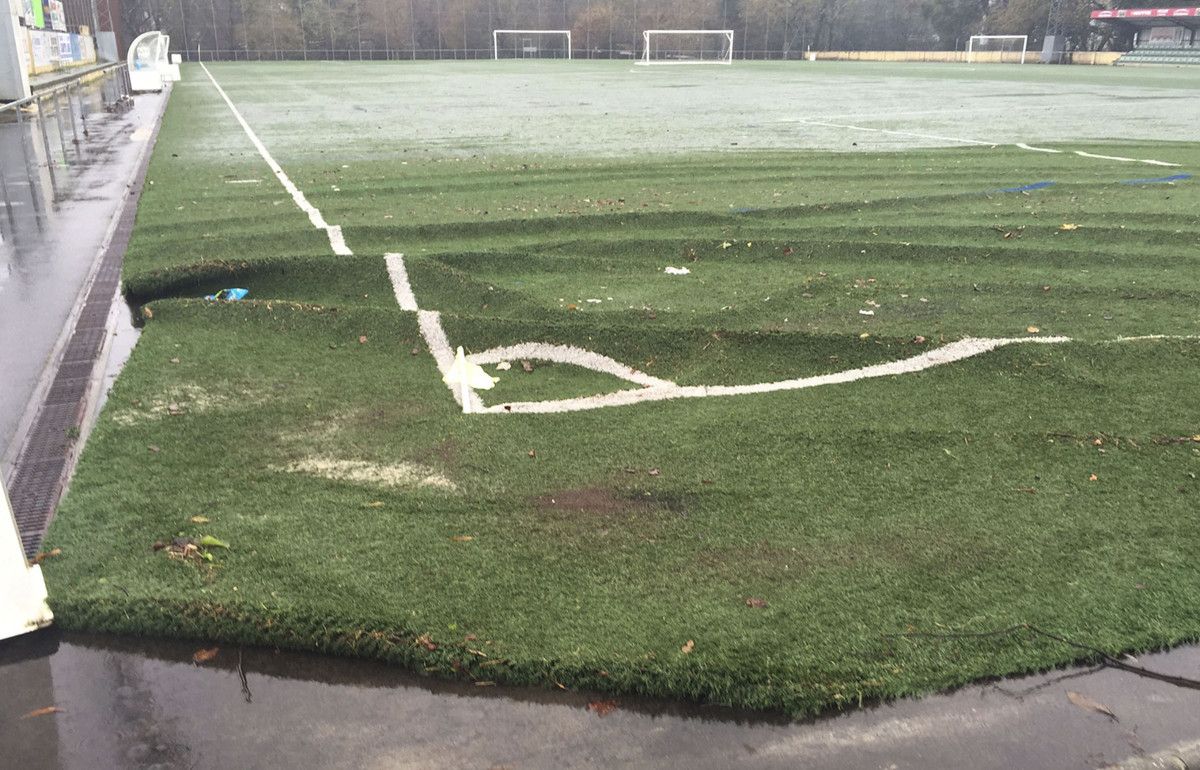 Campo de fútbol de Chan da Barcia, en Ponte Caldelas, tras la crecida del río Verdugo