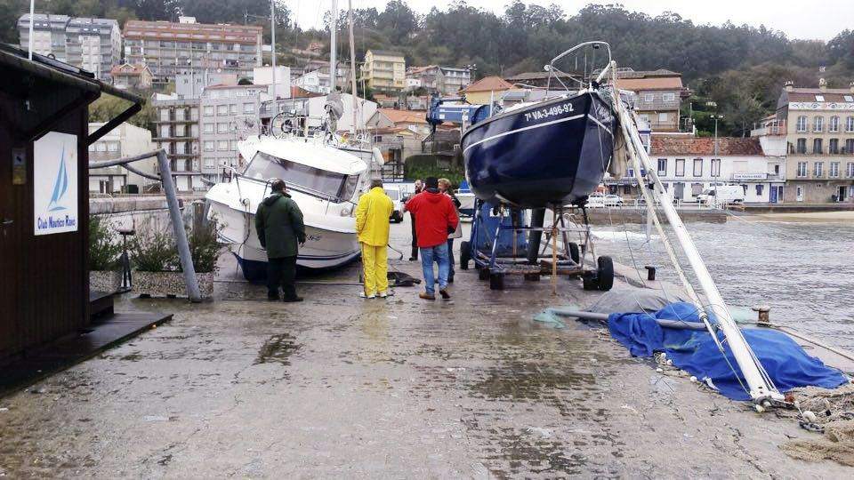El viento causa estragos en el muelle de Raxó