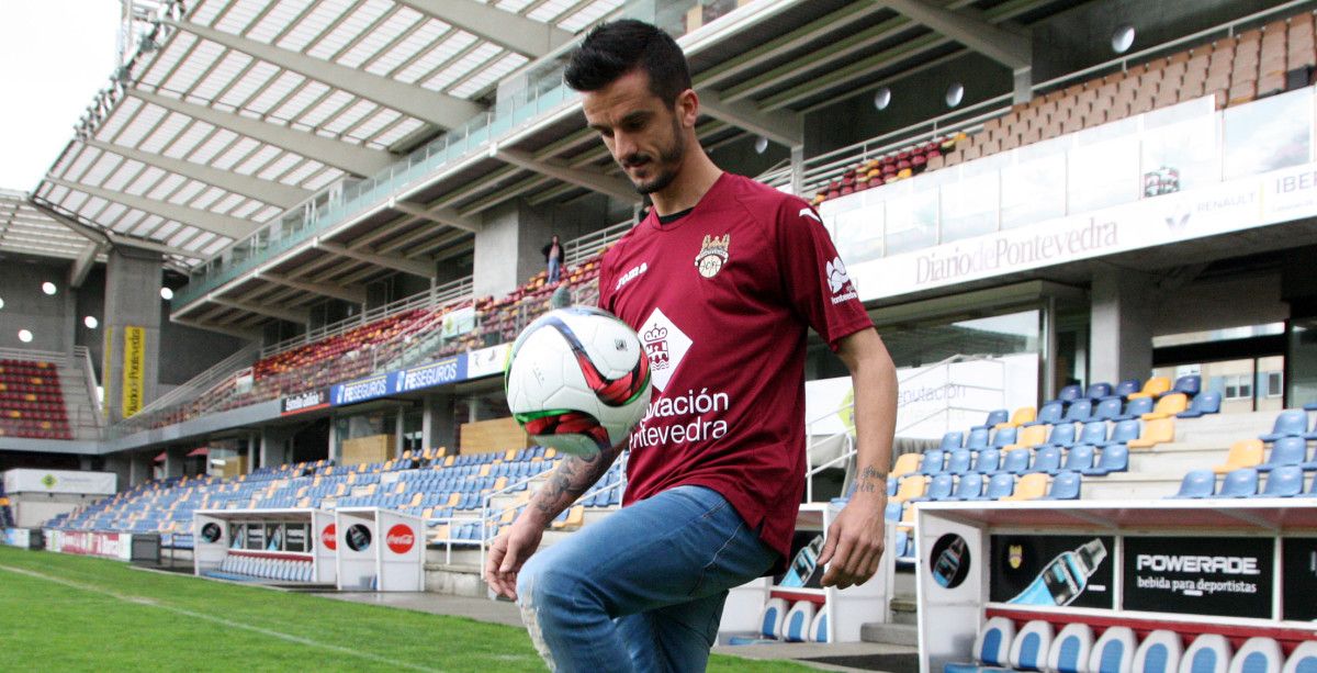 Antonio Bello en su presentación como jugador del Pontevedra