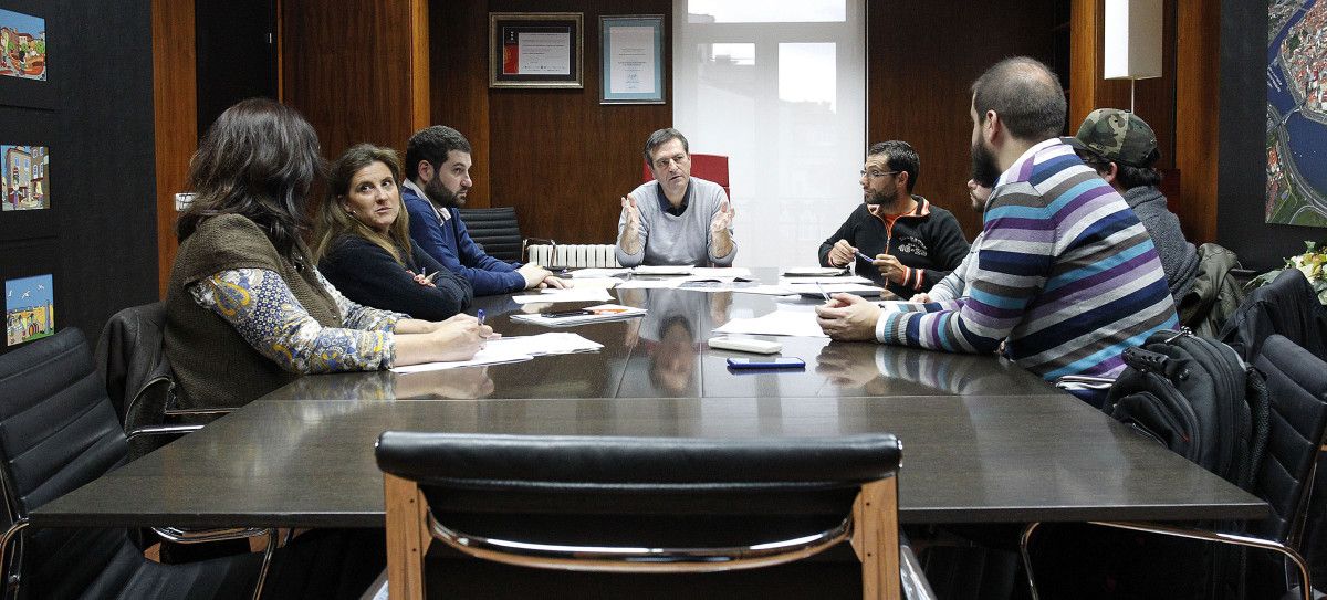 Miembros de la comisión de Movilidade junto a colectivos ciclistas