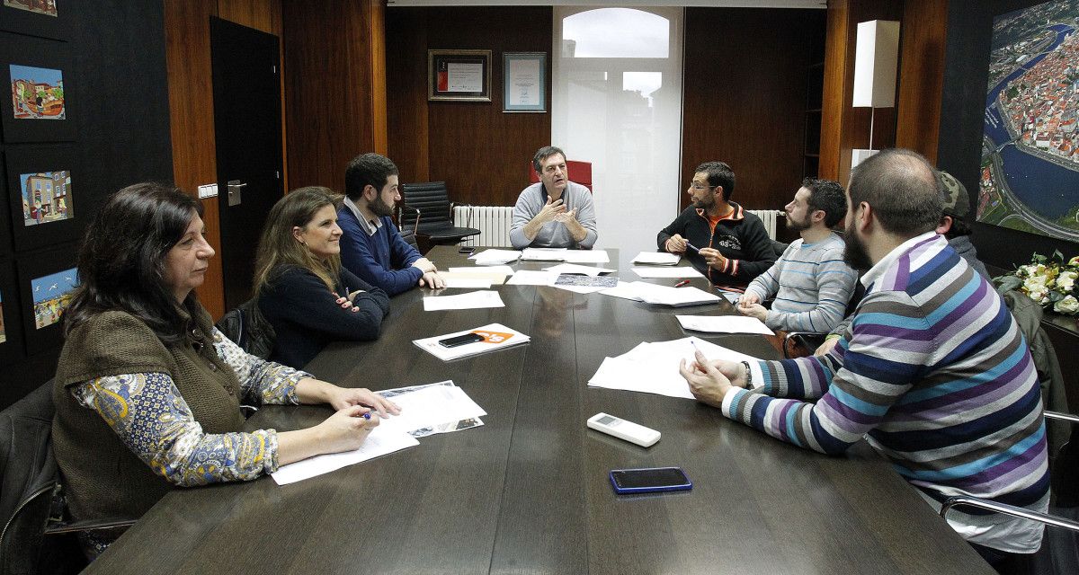 Membros da comisión de Mobilidade xunto a colectivos ciclistas