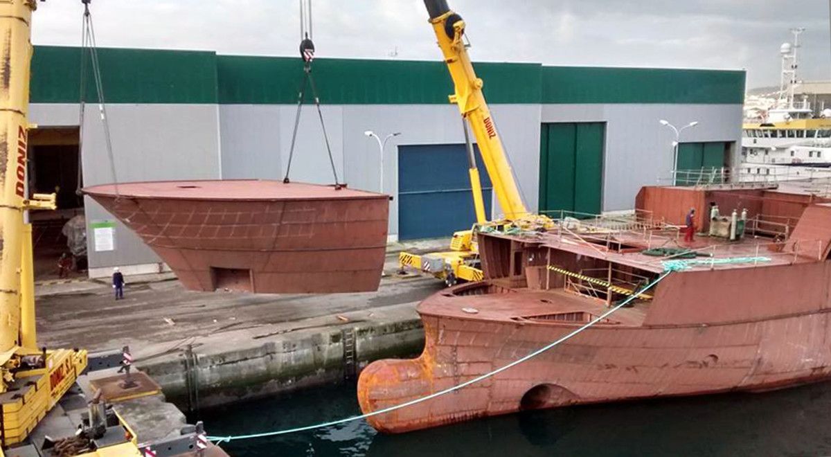 Colocación da proa no palangreiro que construúe Nodosa.