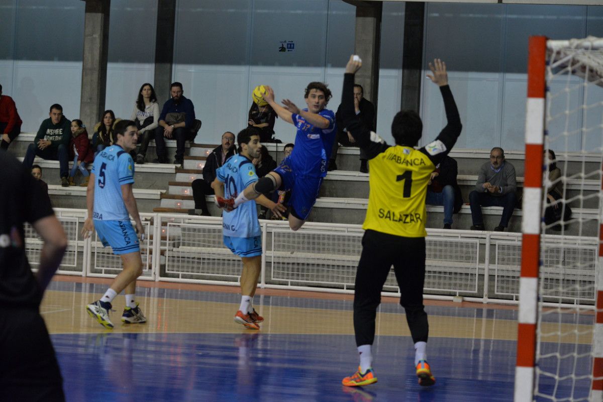 Edu Salazar defendiendo la portería del Cangas ante el Teucro