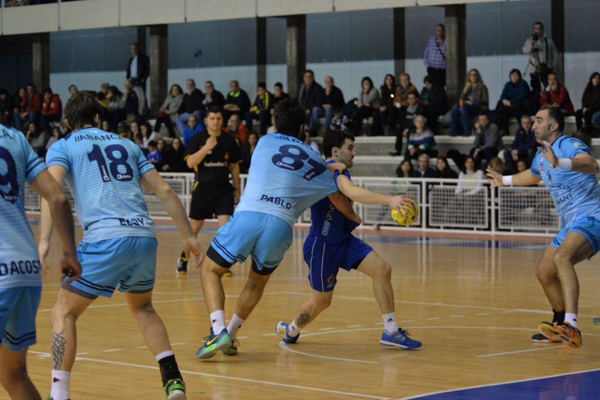 Partido amistoso entre Teucro y Cangas en el Municipal