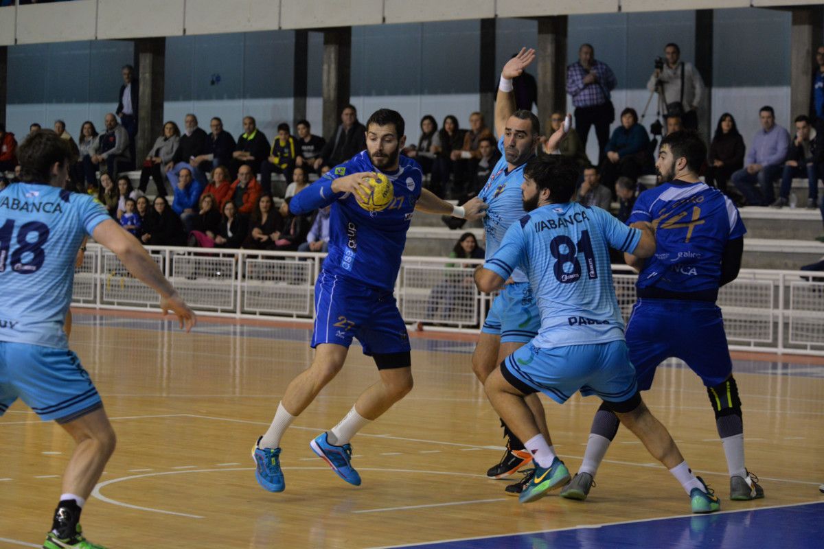 Partido amistoso entre Teucro y Cangas en el Municipal