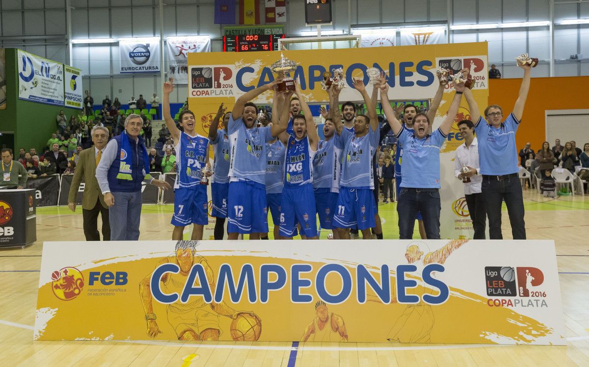 Os xogadores do Peixe Galego celebran a vitoria na Copa LEB Prata
