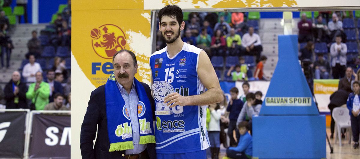 Antonio Pantín recibe el trofeo MVP de la Copa LEB Plata en Ávila