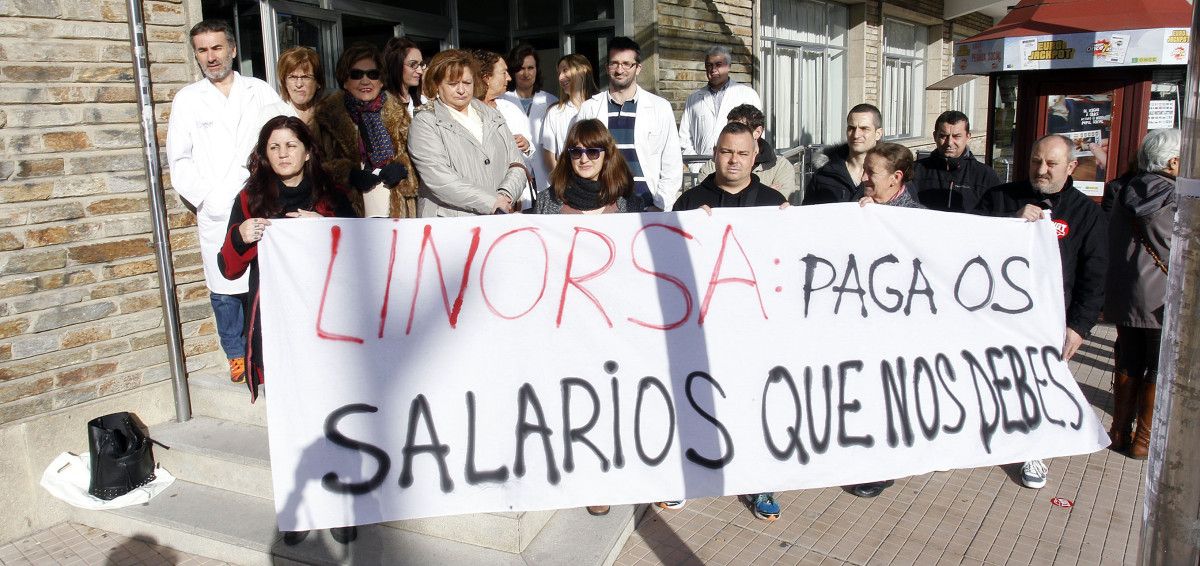 Concentración de traballadores de Linorsa no ambulatorio Virxe Peregrina