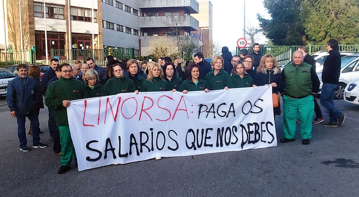 Concentración de traballadores de Linorsa no Príncipe Felipe