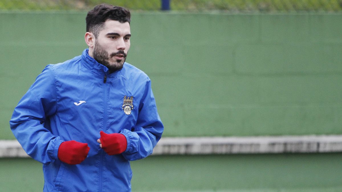 Álex Fernández en un entrenamiento del Pontevedra en Príncipe Felipe