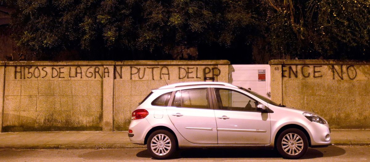 Pintada anti PP y anti Ence en la casa de Juan Luis Pedrosa