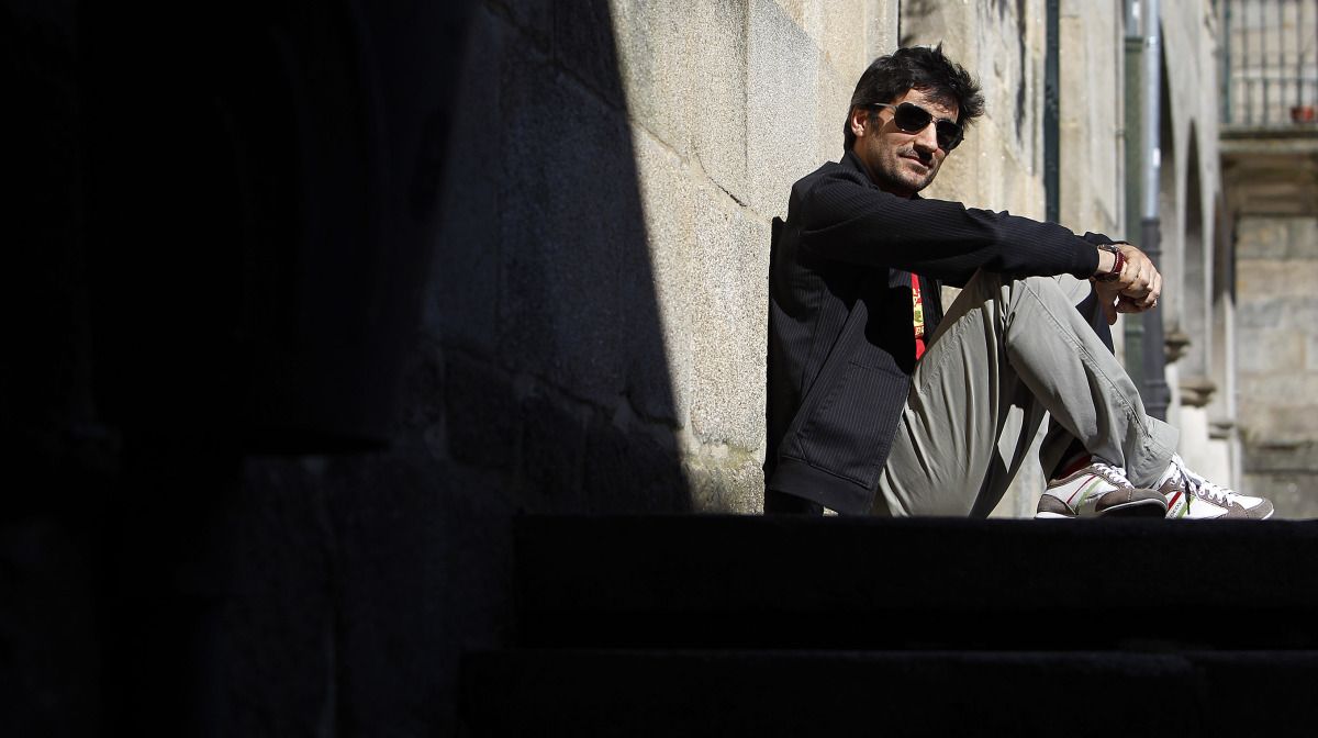 Manel Loureiro, en una de las calles del Centro Histórico de Pontevedra