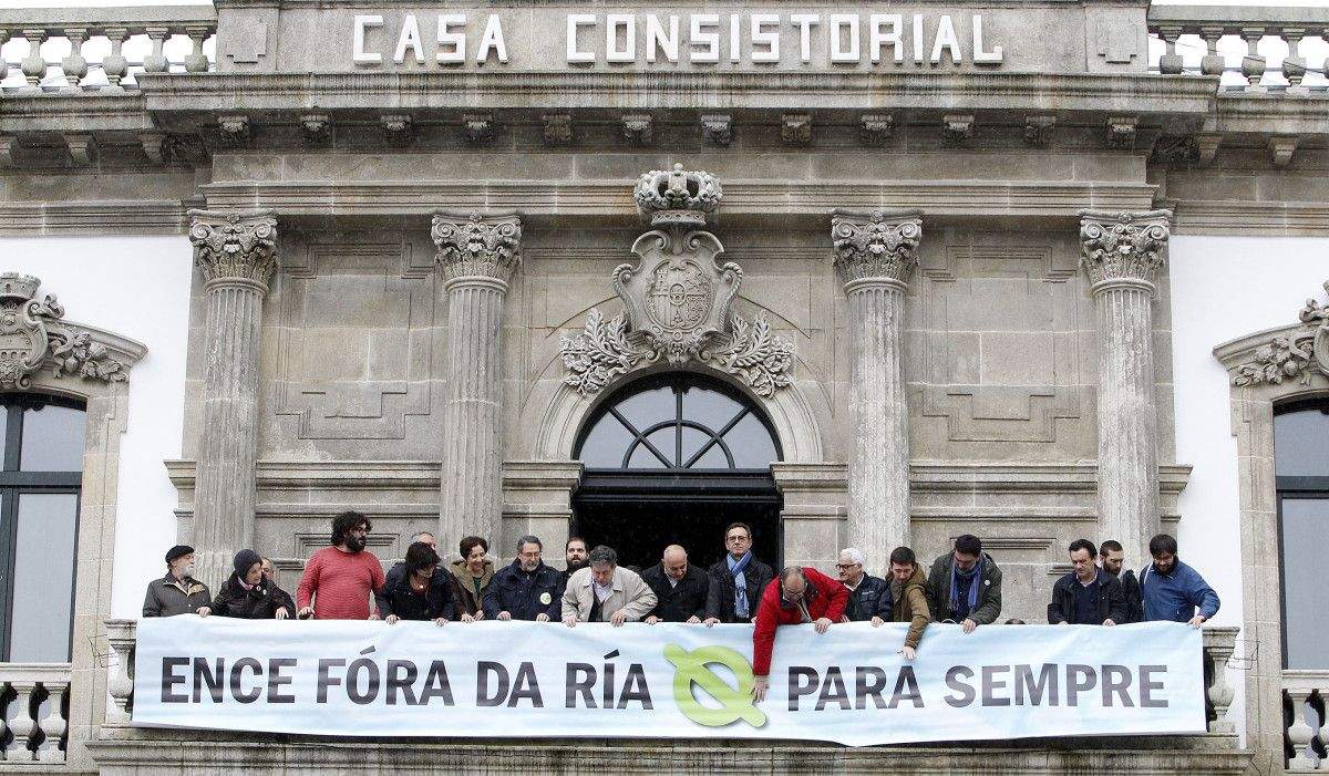 Pancarta desplegada en el Concello contra la continuidad de Ence