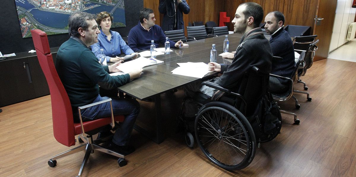 Luis Bará, reunido con COGAMI e representantes dos taxistas de Pontevedra