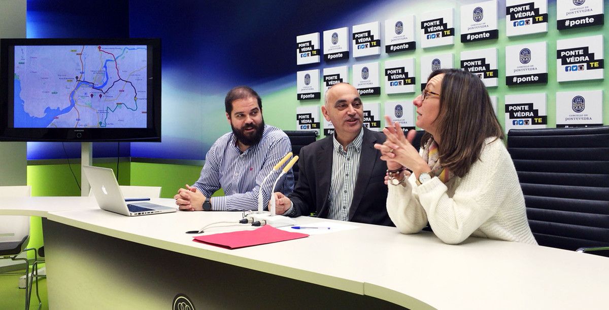 Iván Puentes, Agustín Fernández e Paloma Castro, na sala de prensa do Concello