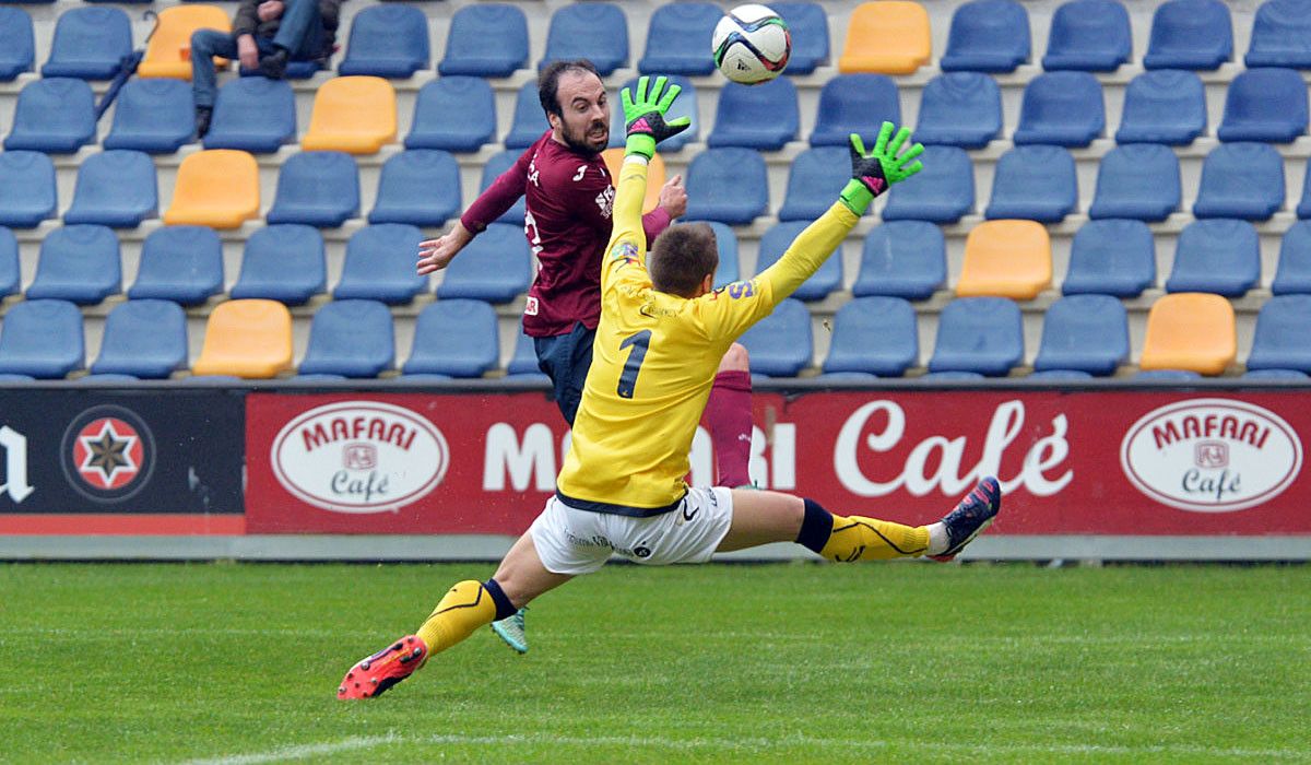Jacobo eleva sobre Porrón para marcar el 1-0 en el partido entre Pontevedra y Lealtad en Pasarón Jacobo eleva sobre Porrón para marcar el 1-0 en el partido entre Pontevedra y Lealtad en Pasarón
