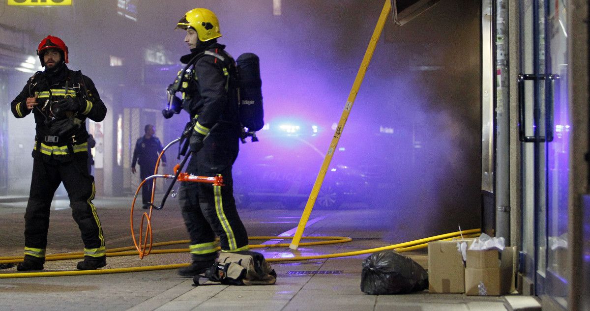 Incendio do edificio de La Moda Ideal nos soportais da Ferrería