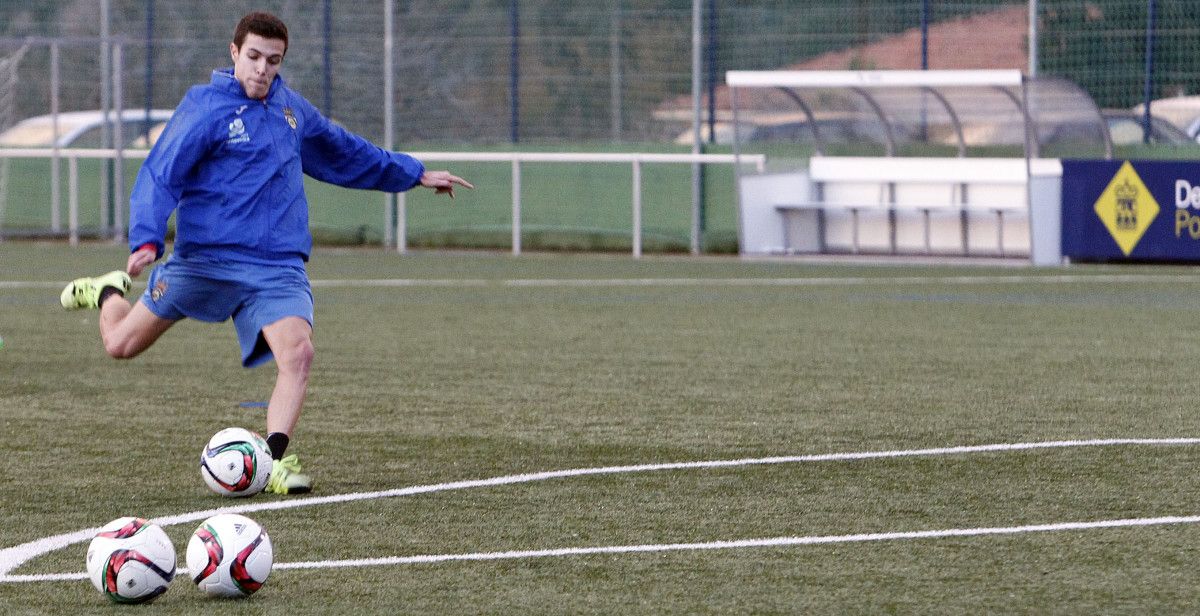 Miki durante un entrenamiento del Pontevedra en Príncipe Felipe