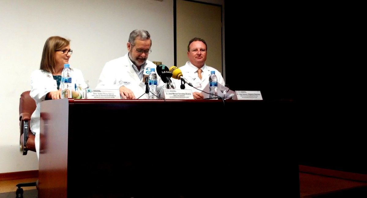No centro, o xerente dos Hospitais de Pontevedra e do Salnés, José Manuel González