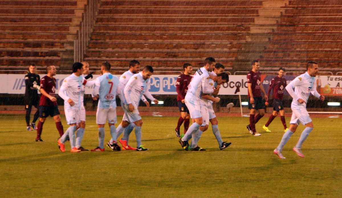 Los jugadores del Compostela celebran el 1-0 ante el Pontevedra en San Lázaro Los jugadores del Compostela celebran el 1-0 ante el Pontevedra en San Lázaro