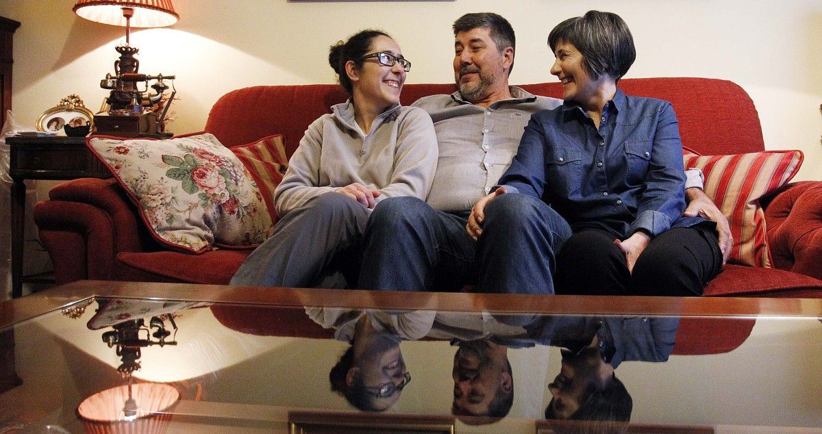 Maica Juncal, Cándido Juncal y Dolores Cabaleiro, en su casa de Marín