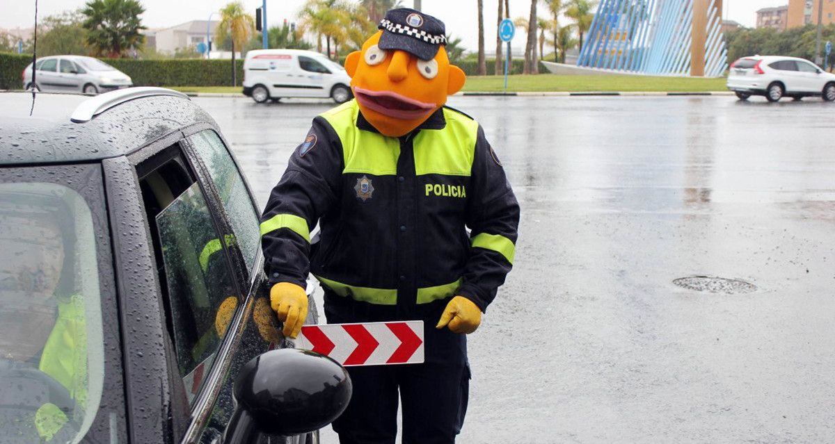 Poli Paco con la Señal PF