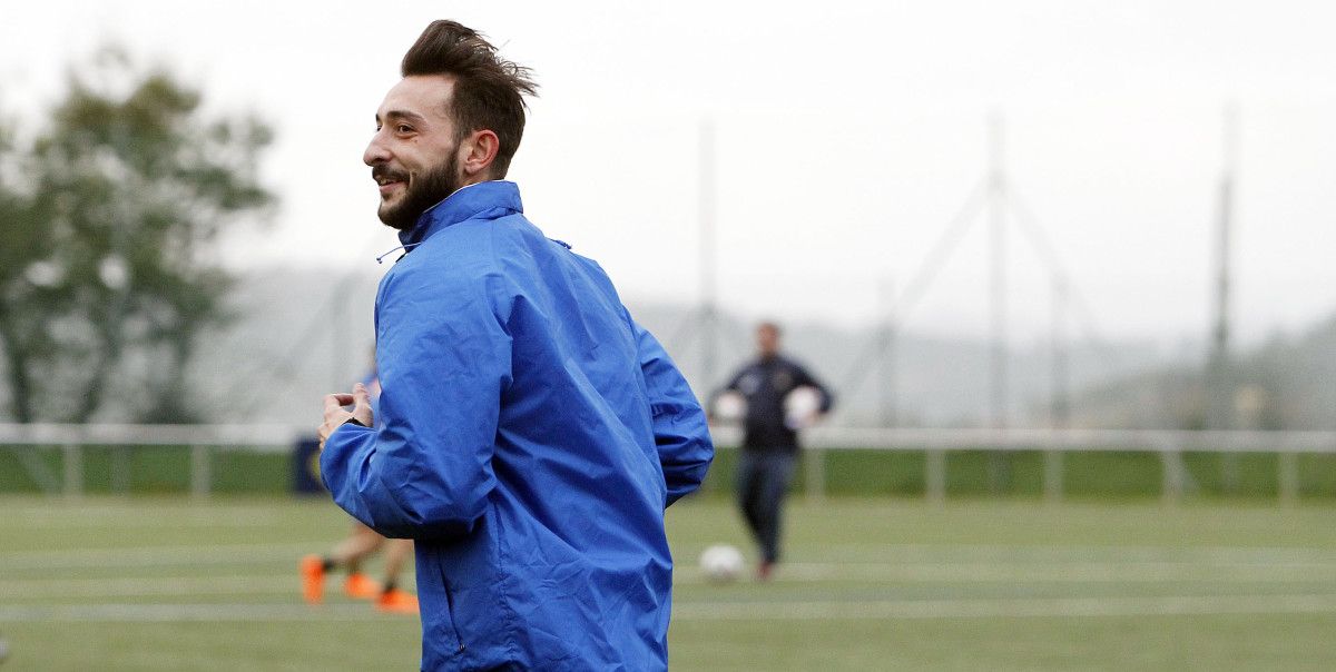 Pablo Carnero durante un adestramento do Pontevedra en Príncipe Felipe