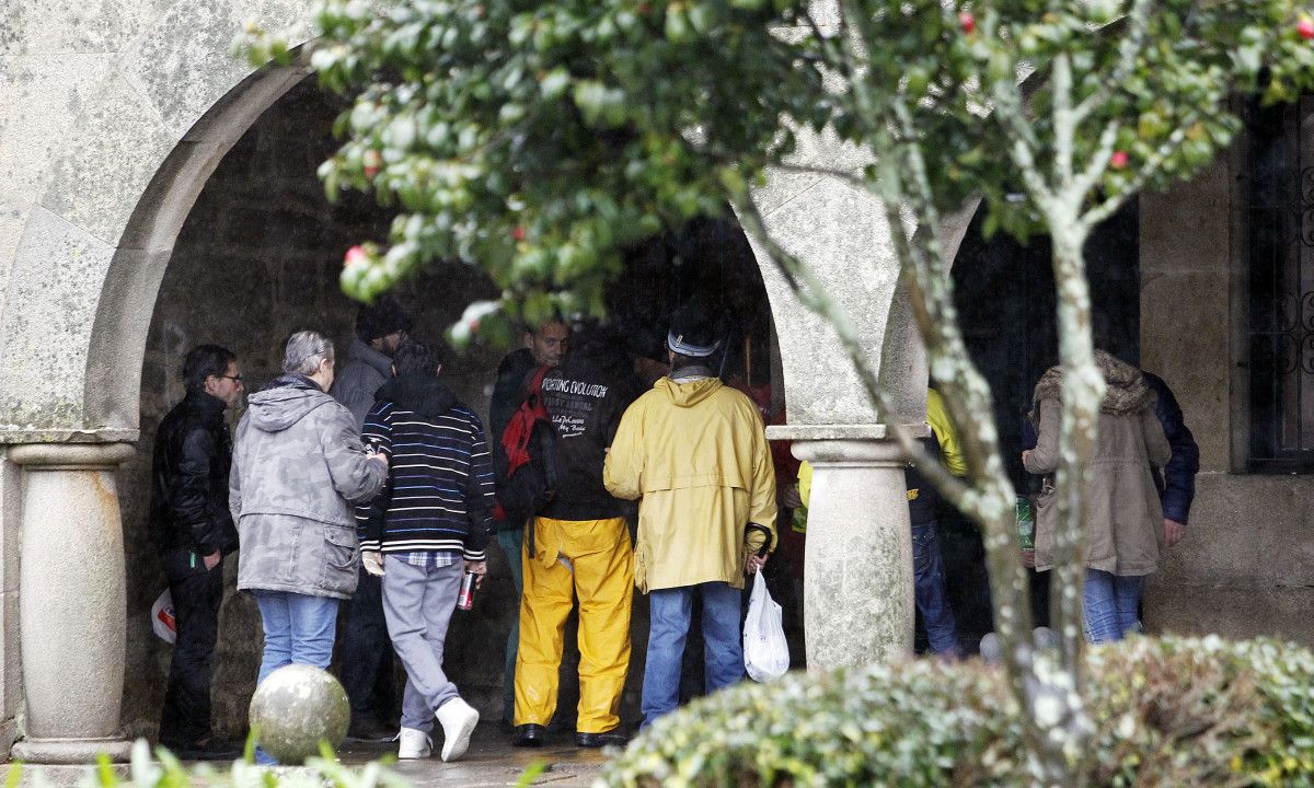 Persoas que pasan os días baixo os soportais da Praza da Estrela