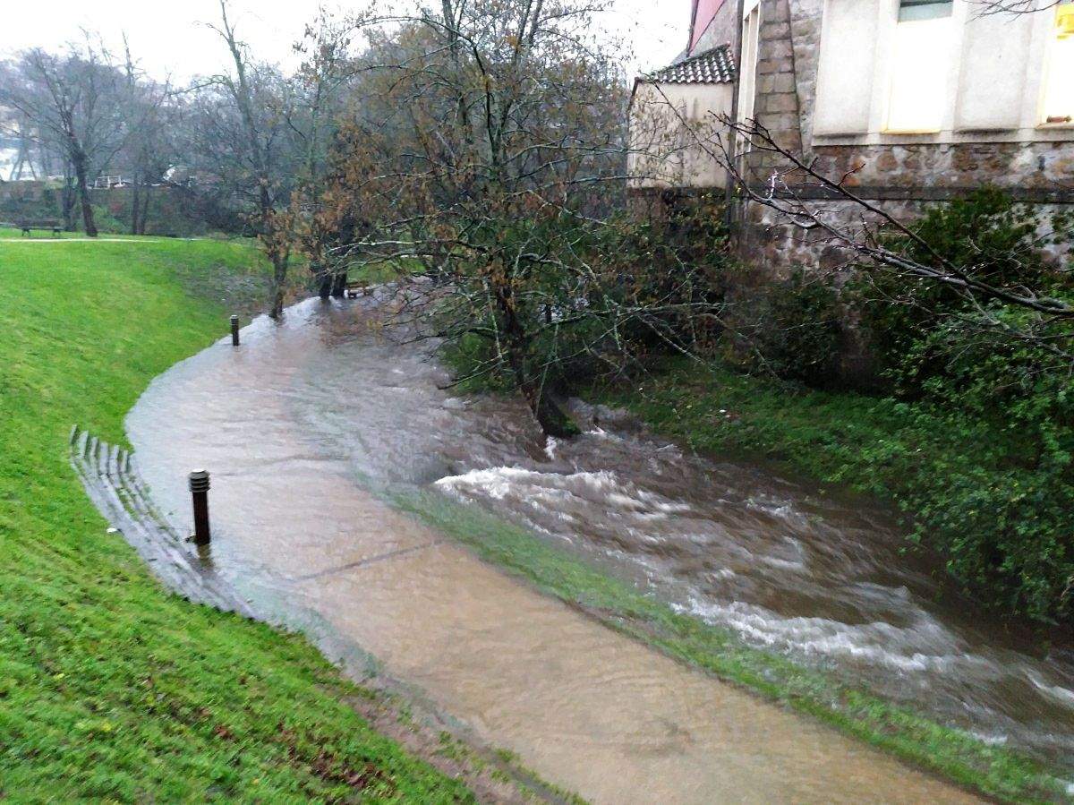 El río dos Gafos, desbordado a su paso por Ponteveda