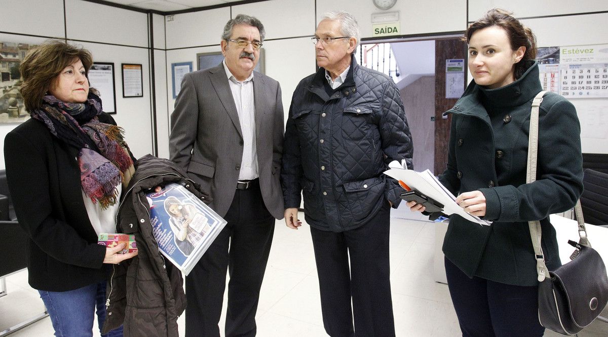 Conchi Pereiro (izquierda) y José María Corujo (a su lado), máximos representantes de AEMPE, en el Concello de Pontevedra en 2016