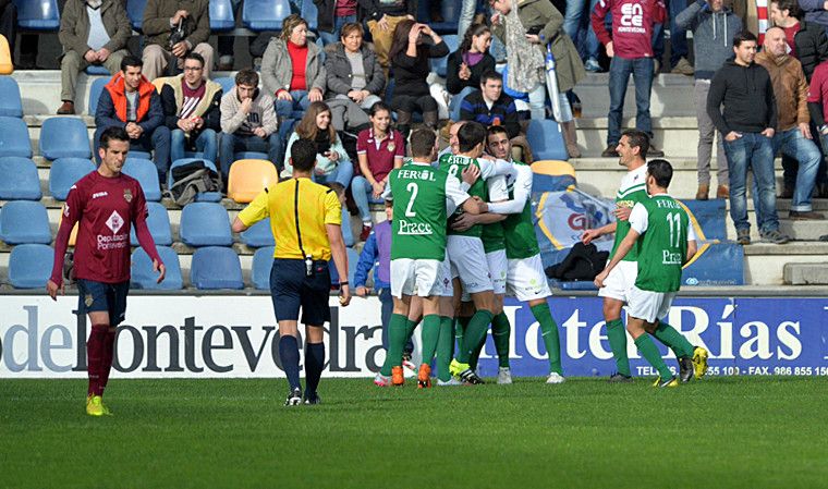 El Racing de Ferrol celebra uno de los goles que conseguió en Pasarón