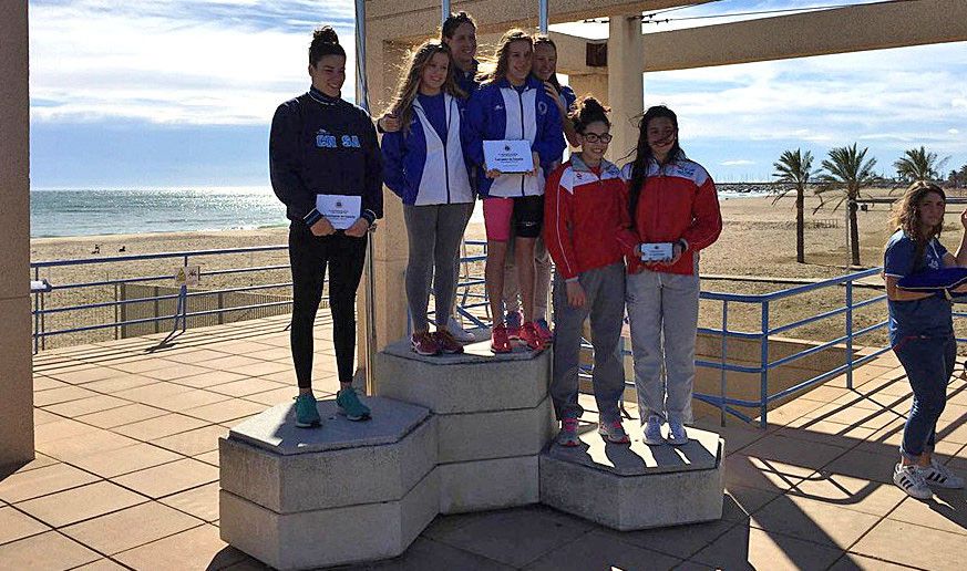 Nadadoras do Galaico (dereita) no podio do Nacional de Longa Distancia