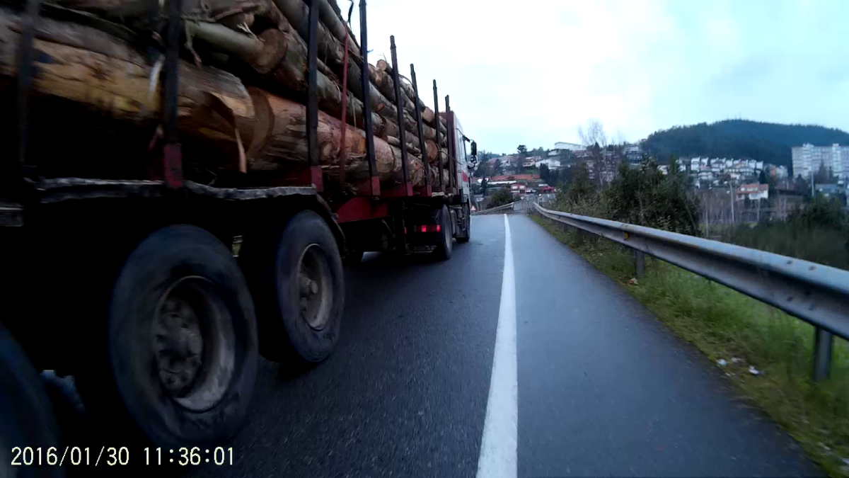 Adelantamiento de un camión a un ciclista.