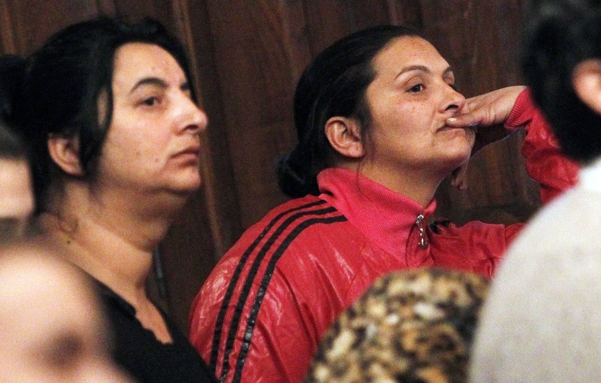 De rosa, á dereita, irmá de 'Lupe' Jiménez que se botou enriba do acusado De rosa, á dereita, irmá de 'Lupe' Jiménez que se botou enriba do acusado