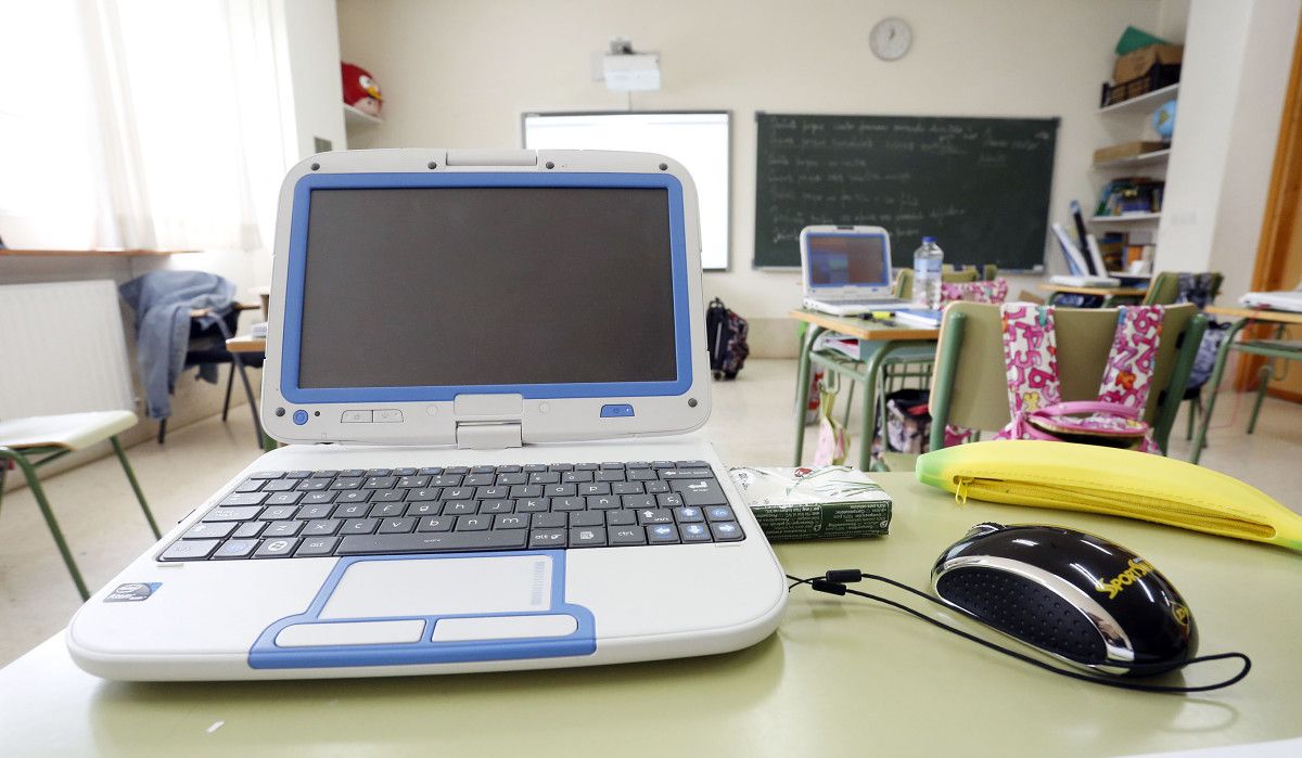 Un ordenador en un aula de Primaria
