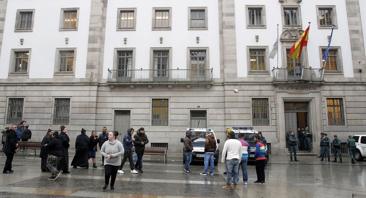 Familiares de 'Lupe' tras ser desaloxados, no exterior da Audiencia Familiares de 'Lupe' tras ser desaloxados, no exterior da Audiencia