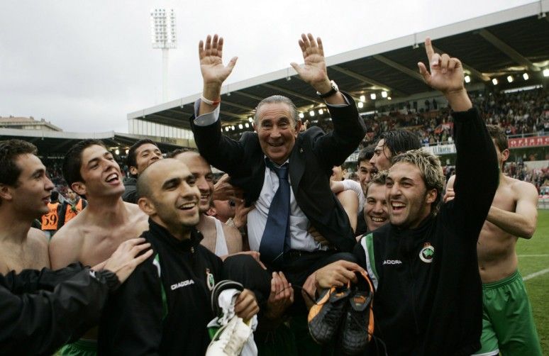 Nando Yosu a hombros tras conseguir en 2006 la permanencia en Primera División con el Racing de Santander