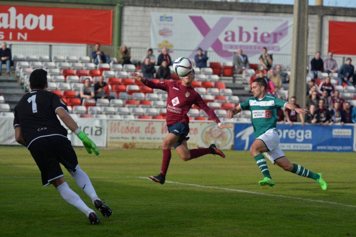 Hugo se lanza al remate para conseguir el 0-1 del Pontevedra en Coruxo Hugo se lanza al remate para conseguir el 0-1 del Pontevedra en Coruxo