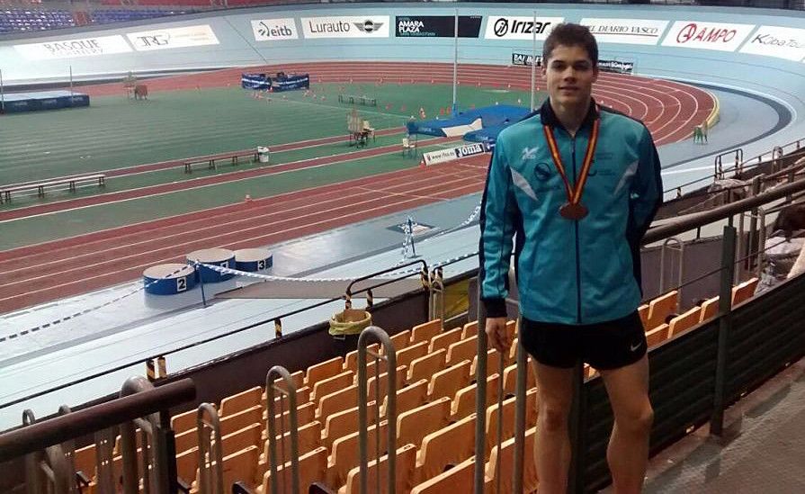 Alberto Guerrero, coa medalla de bronce conseguida no Nacional Promesa baixo teito