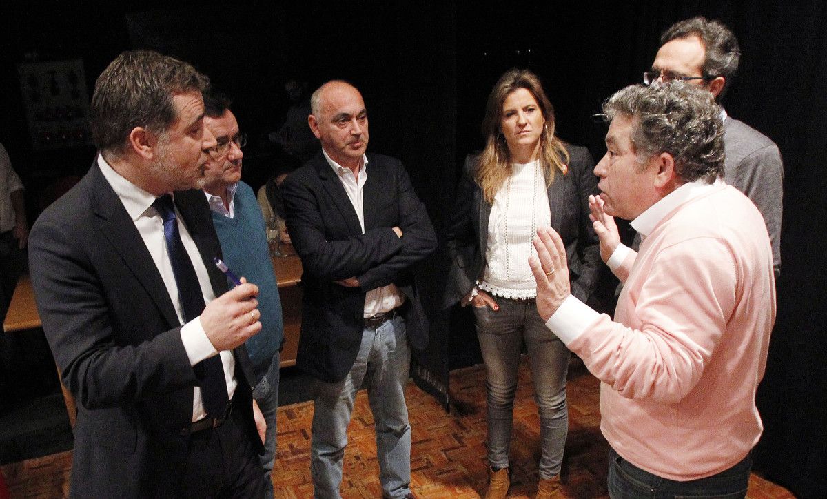 El alcalde conversa con los portavoces municipales en el pleno