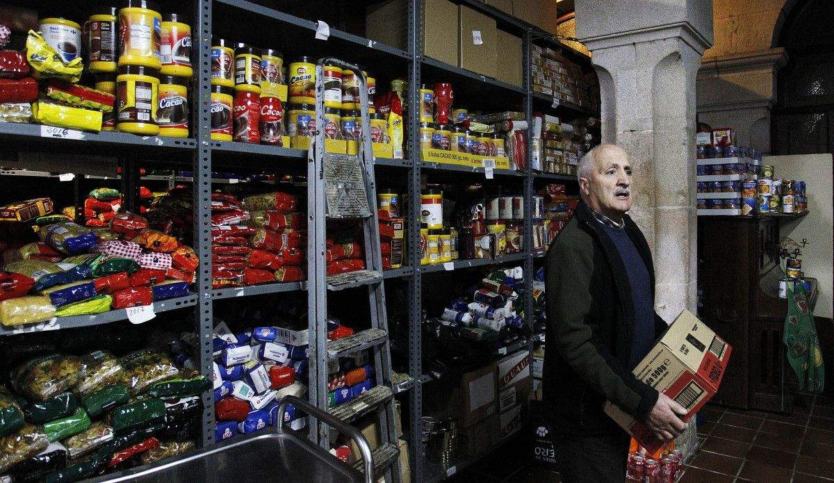 Entrega de alimentos obtidos pola asociación O Torreiro ao comedor de San Francisco