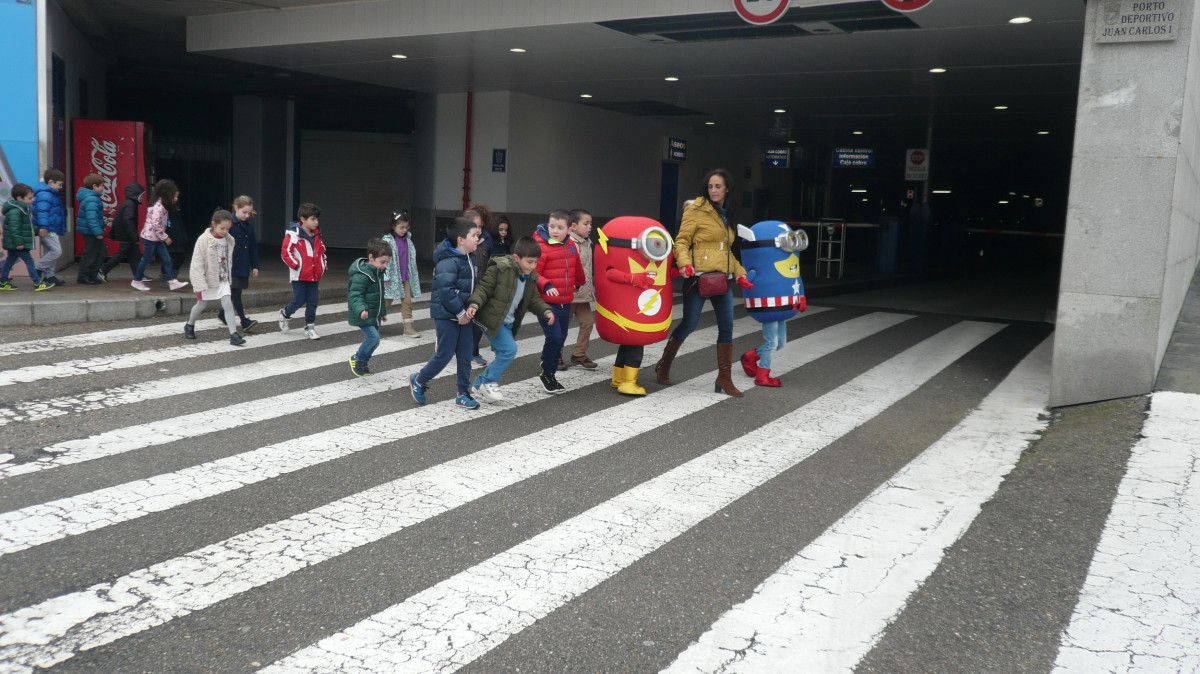 Los niños enseñando seguridad vial a "Los Vialons"