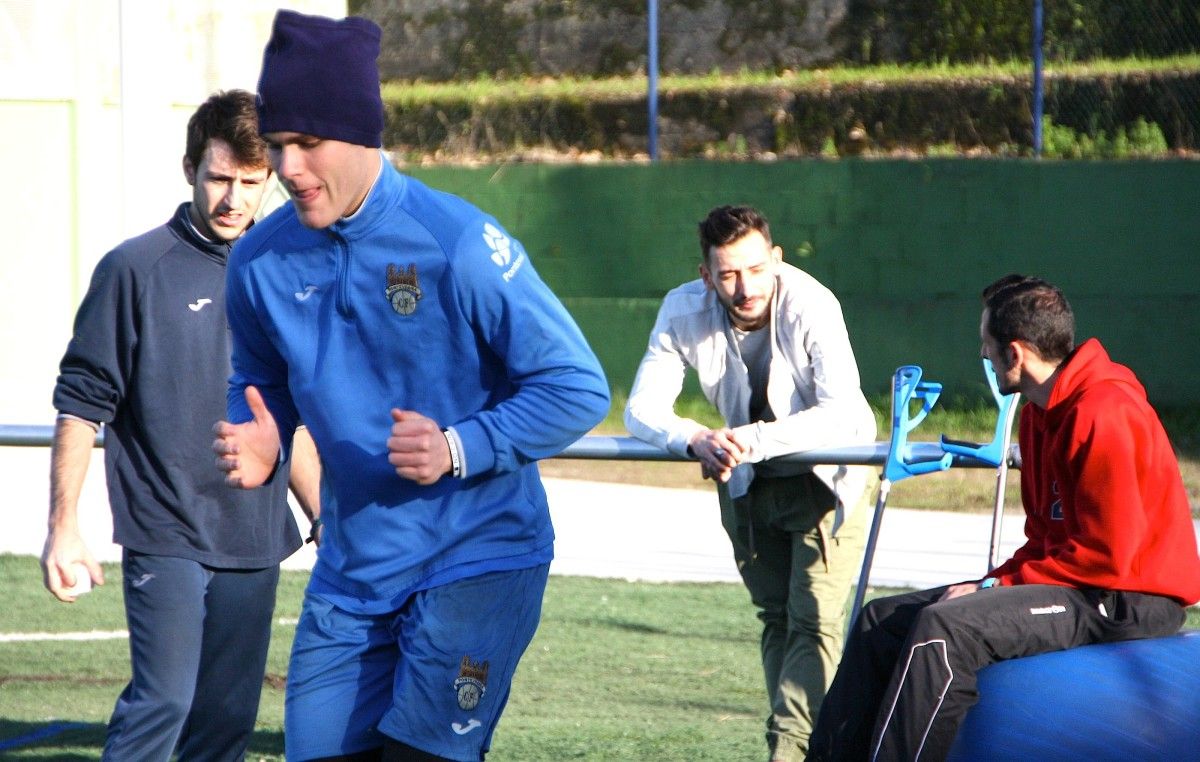 Edu Sousa realiza ejercicios físicos con Carnero y Capi detrás