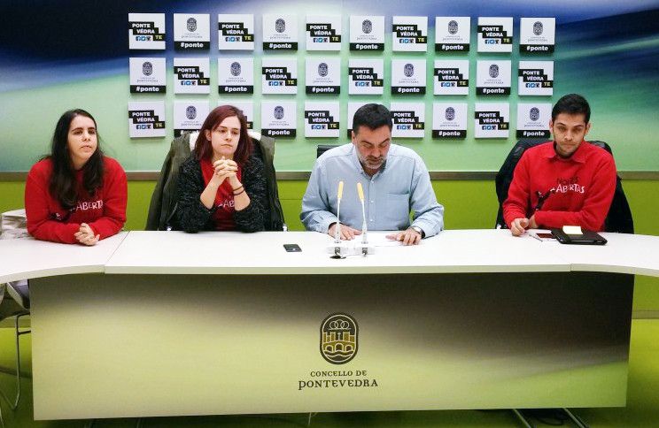 Representantes de la VI edición de Manga y Anime de Noites Abertas junto al concejal Demetrio Gómez